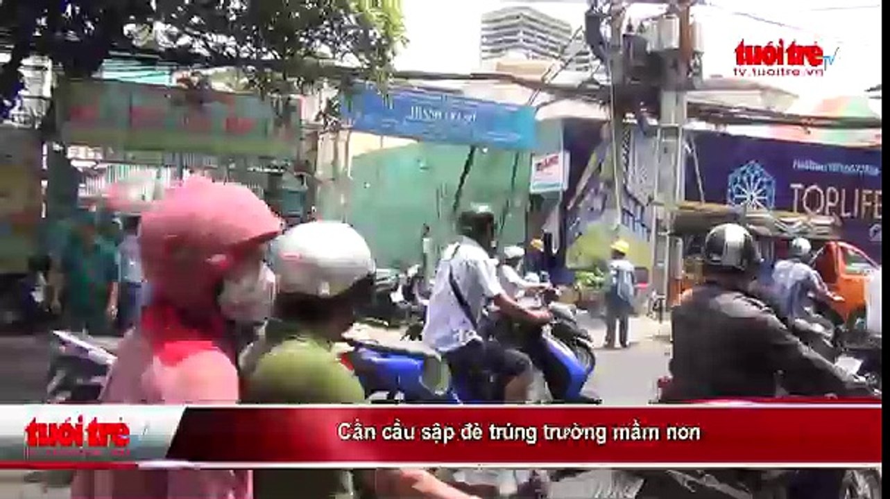 Cần cẩu sập đè trúng trường mầm non