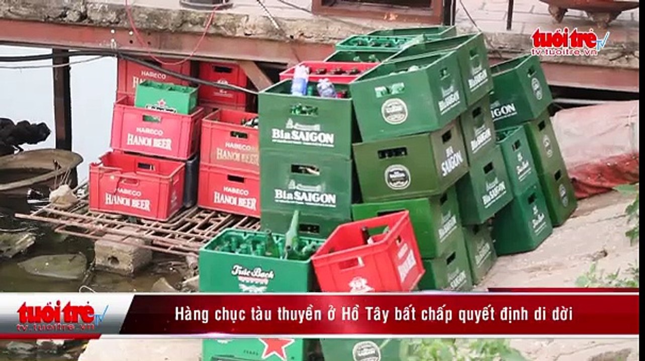 Hàng chục tàu thuyền ở Hồ Tây bất chấp quyết định di dời