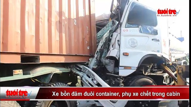 Xe bồn đâm đuôi container, phụ xe chết trong cabin