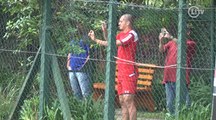 Clima ruim? Maicon filma gol de Rogério em treino do São Paulo