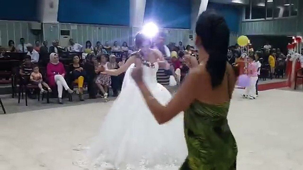 Çılgın gelin kaşık oyunuyla herkesi hayran bıraktı