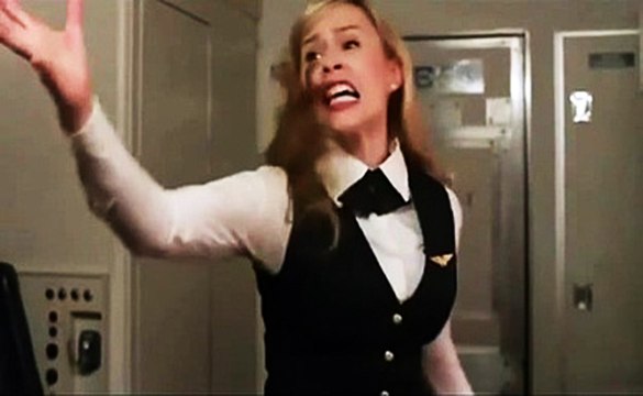 Стюардесса гениально объяснила пассажирам, почему надо отключать мобильники перед взлётом! Русская версия