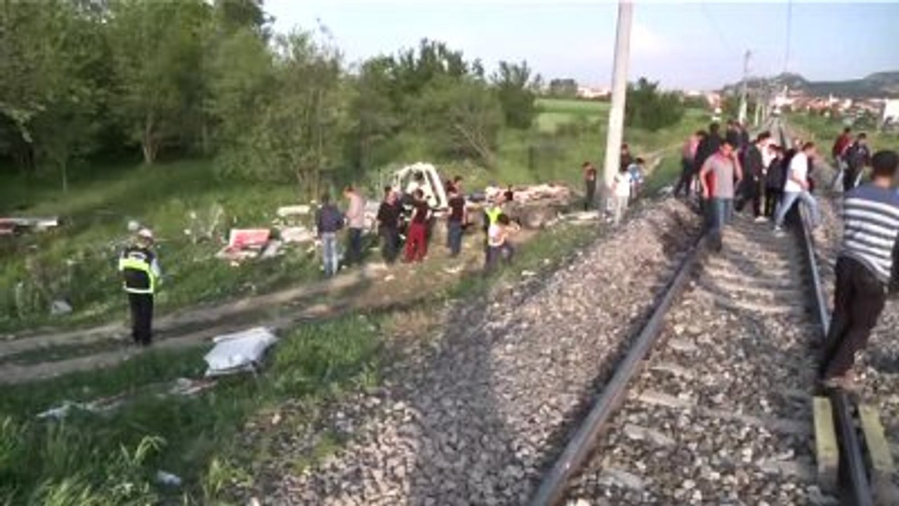 Tren Kamyonete Çarptı: 1 Yaralı