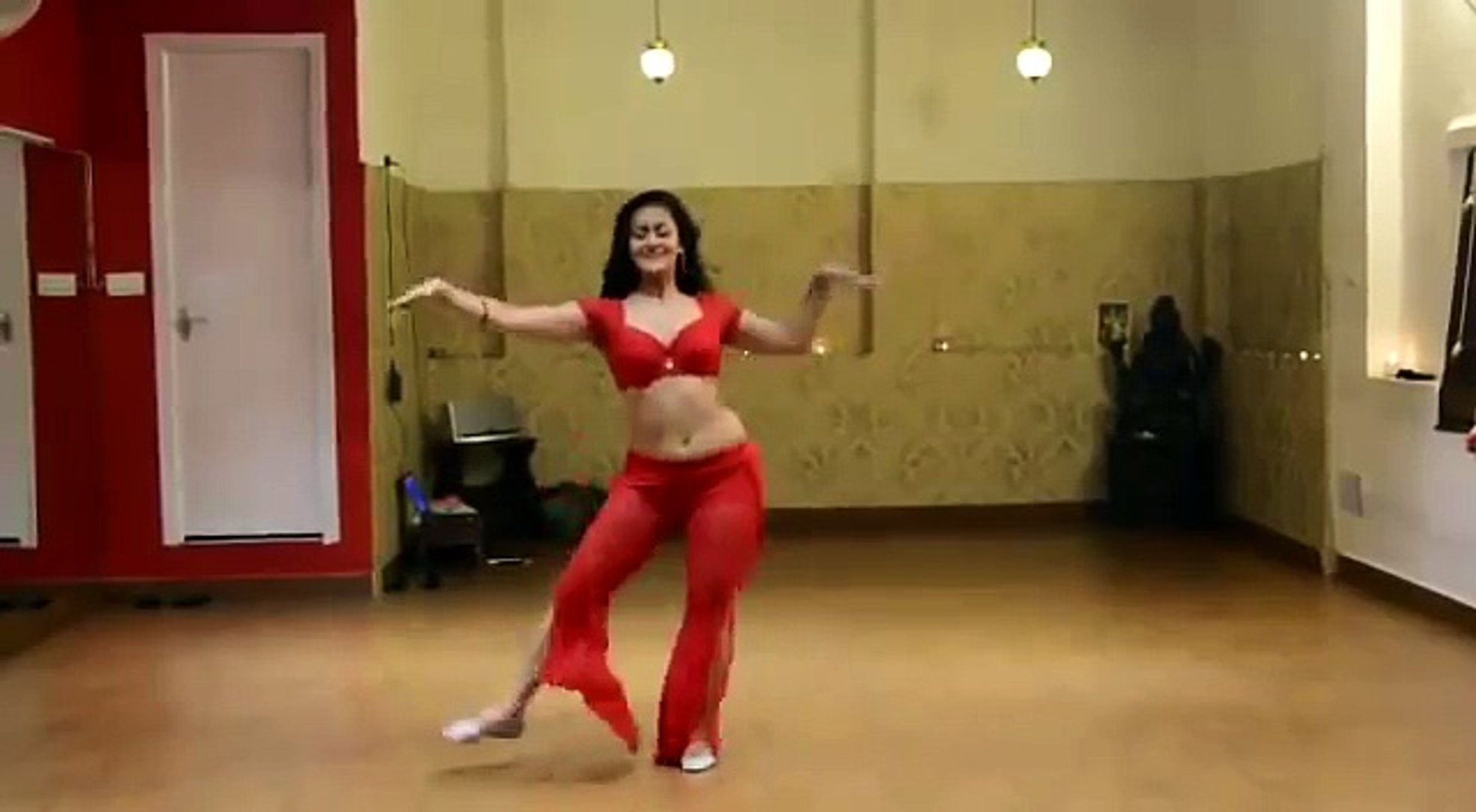 Indian babe films her belly-dance for her lover