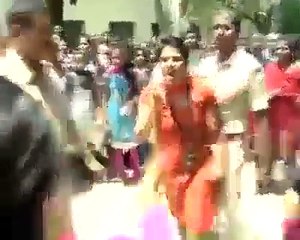 Indian College girls nay Hijaab walii Larkiyoon kay sath kya kiya