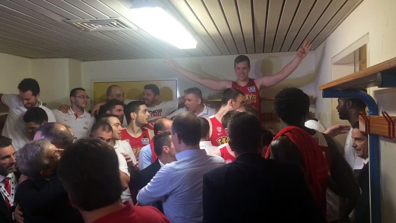 Οι πανηγυρισμοί στα αποδυτήρια του Ολυμπιακού