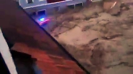 Feuerwehrfahrzeug von Wassermassen mitgerissen - Menschen Vermisst 29.05.2016