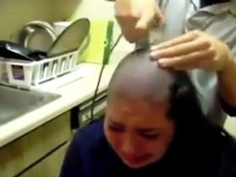 pretty girl shaves head after losing a bet - elle se rase la tete apres avoir perdu un pari
