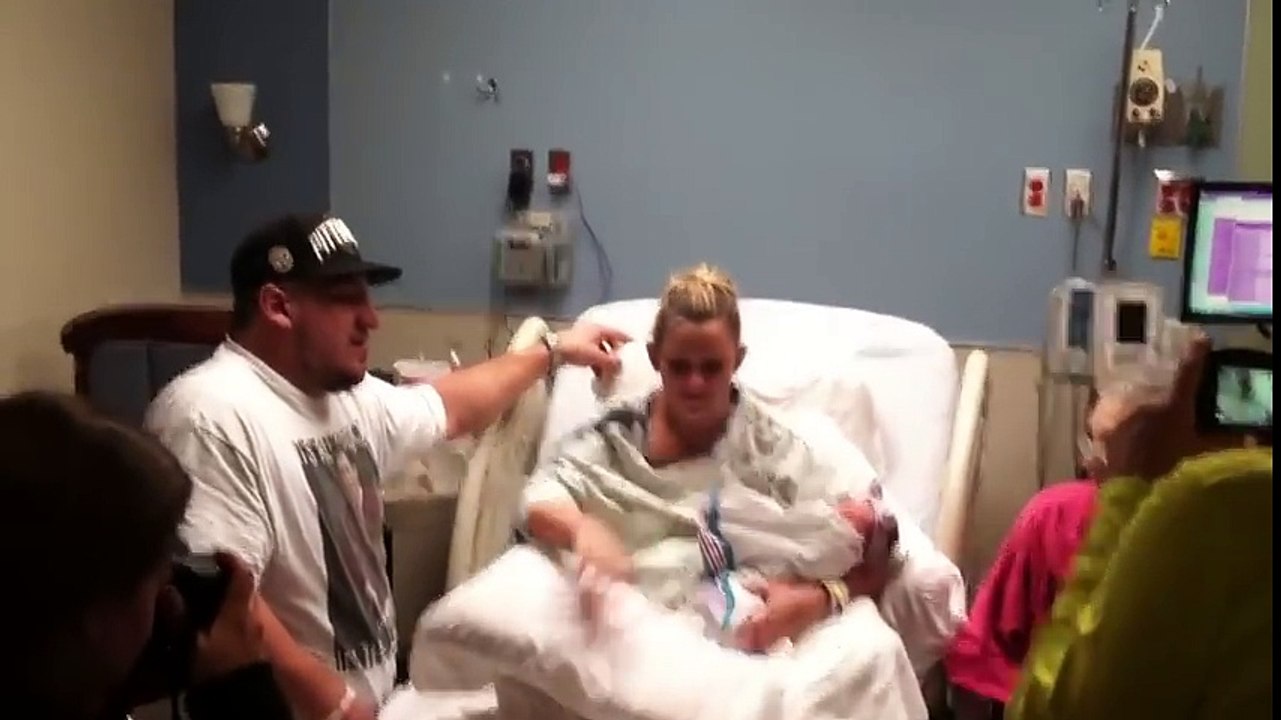 Elle prend sa fille dans ses bras à la maternité. Quand elle retire sa couverture, regardez ce qu'elle trouve ! WOW !