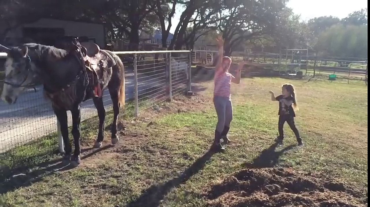 2 filles dansent devant la caméra ! Regardez la réaction étonnant du cheval ... !