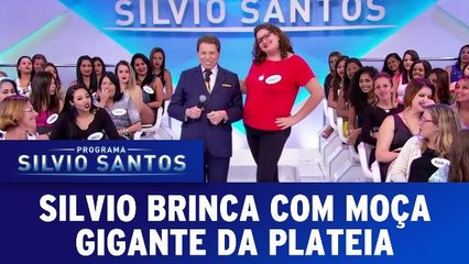Silvio brinca com moça gigante da plateia