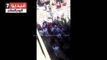 بالفيديو.. تداول فيديو لضابط شرطة يعتدى على سيدة بالعصا خلال إزالة عقارات تل العقارب