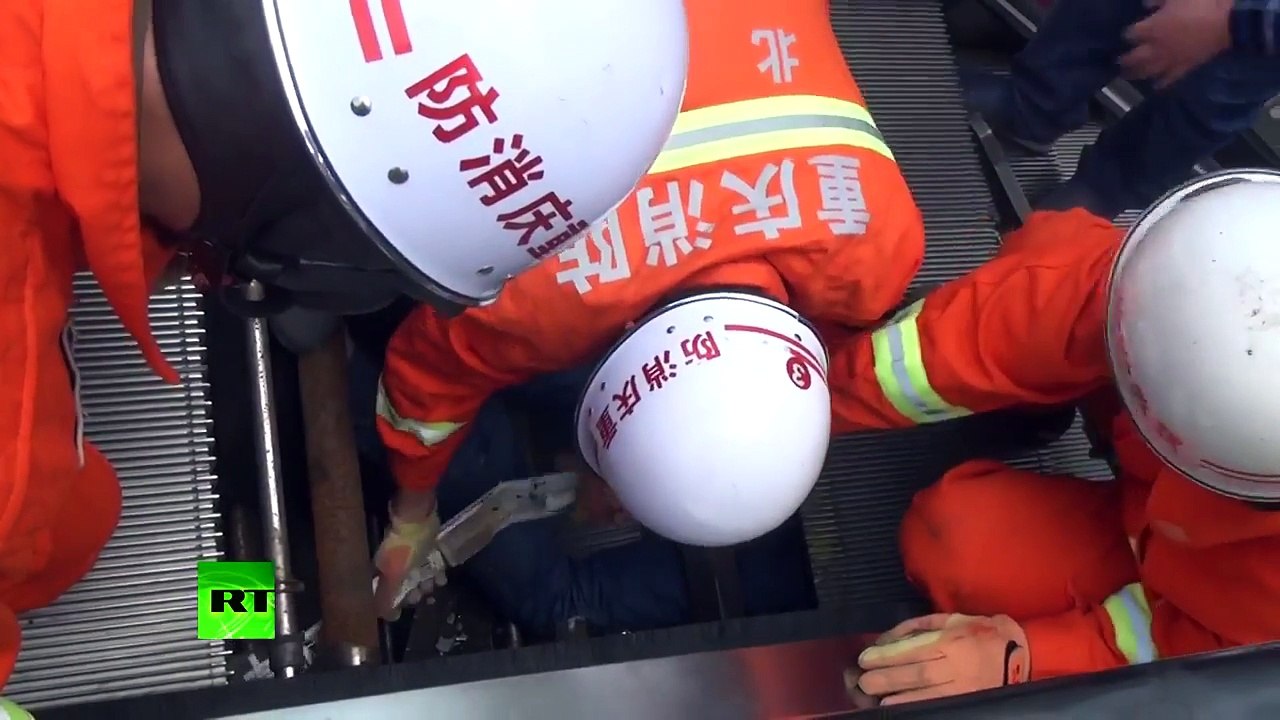 Only in China - attrap by an escalator
