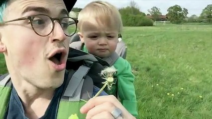 soffia sul dente di leone e scoppiano le risate