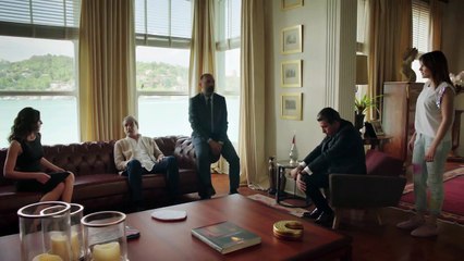 Paramparça 68. Bölüm | Ben Sizin Öz Kızınızım O Bir Yabancı!