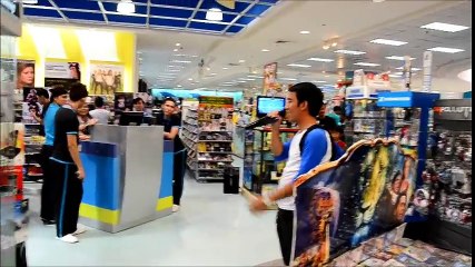 Il s'empare du micro dans un centre commercial, ce qu'il fait au bout de la 44e seconde va vous bluffer