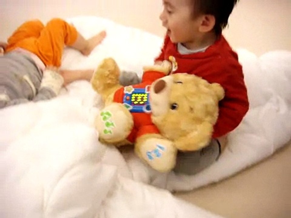 三小鼠搶著躺棉被 4-24-2010