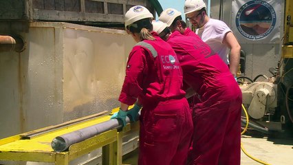 علماء يبحثون في اعماق بحر المكسيك عن سر انقراض الديناصورات