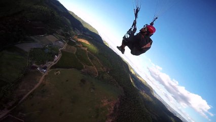 Caio Afeto praticante base jump saltando de um parapente