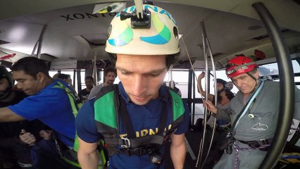 Caio Afeto pratica base jump saltando do Bondinho do Pão de Açúcar