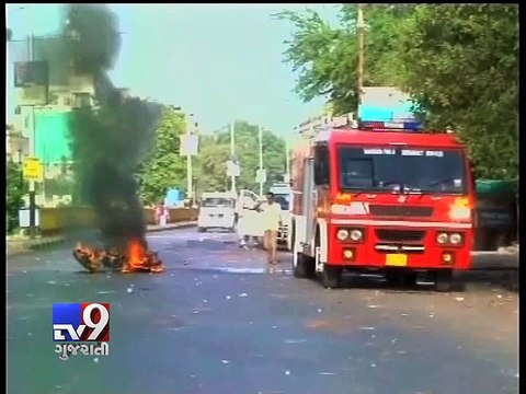 Anti-demolition protesters clash with police in Vadodara; Cops lob tear gas - Tv9 Gujarati