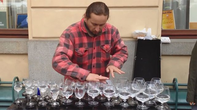 Ce qu'il fait avec ces verres en cristal est magique !