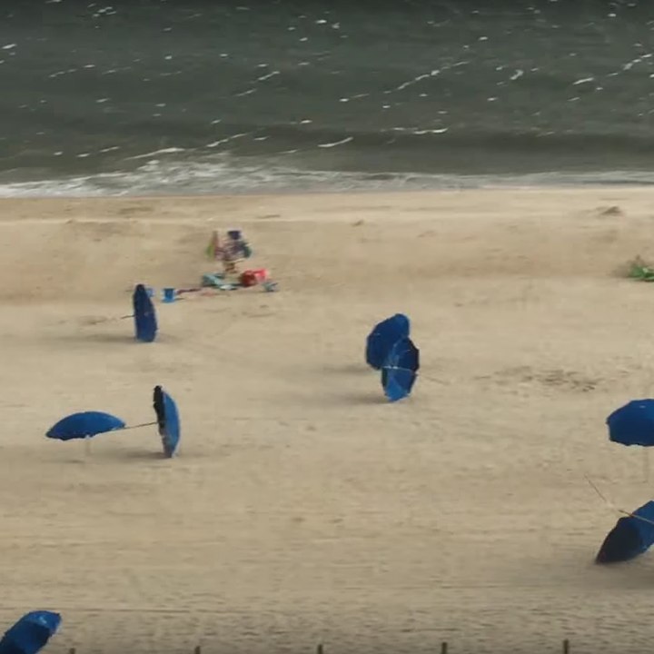 Strong winds catch beachgoers by surprise!