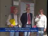 Puliscono la stazione ferroviaria ma da mesi non percepiscono lo stipendio