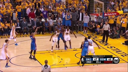 Stephen Curry rentre un buzzer-beater de dingue