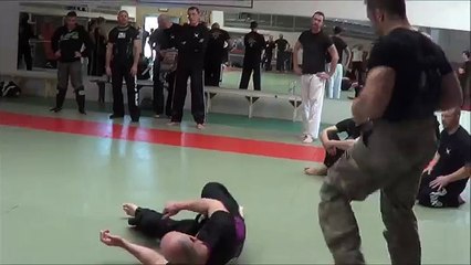SELF defense krav maga sur attaque  Front kick