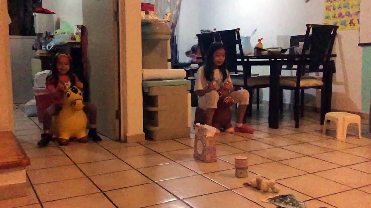 Carreras de caballos 2 niñas