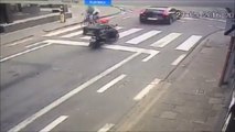 Un automobiliste éclate un scooter à pleine vitesse