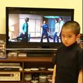 Mini Bruce Lee - il imite à la perfection le karateka dans ses films