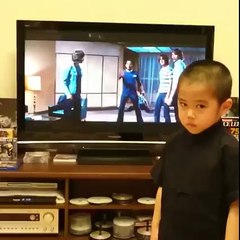 下载视频: Mini Bruce Lee - il imite à la perfection le karateka dans ses films