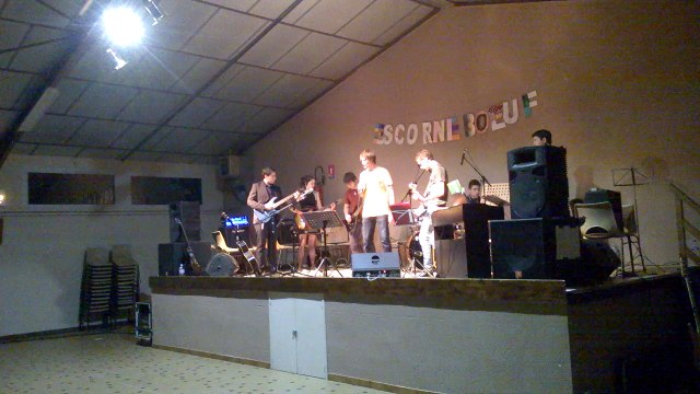 EXTRAIT DU CONCERT DE LA FÊTE D'ESCORNEBOEUF PAR LES ELEVES DE L'ECOLE DE MUSIQUE