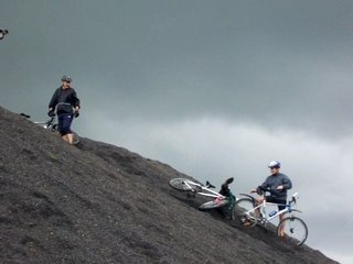 Yoyo fait du velo sur les terrils