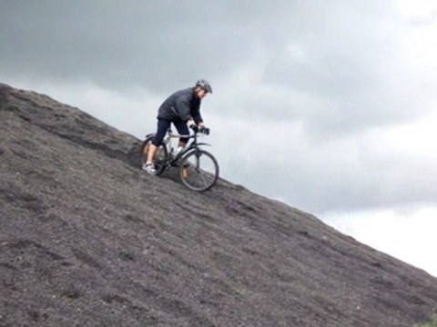 Tom fait du velo sur les terrils