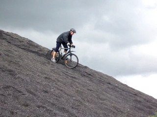 Tom fait du velo sur les terrils