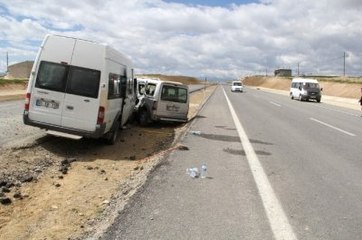 Yüksekova'ya Dönüş Yapanları Taşıyan Minibüs Kaza Yaptı: 15 Yaralı