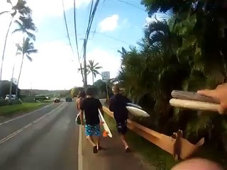 Ils creusent un passage sur la plage pour lier l'océan à la rivière...regardez l'exploit qui se produit !