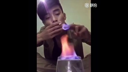 Il veut jouer avec un verre enflammé et met le feu à son appartement