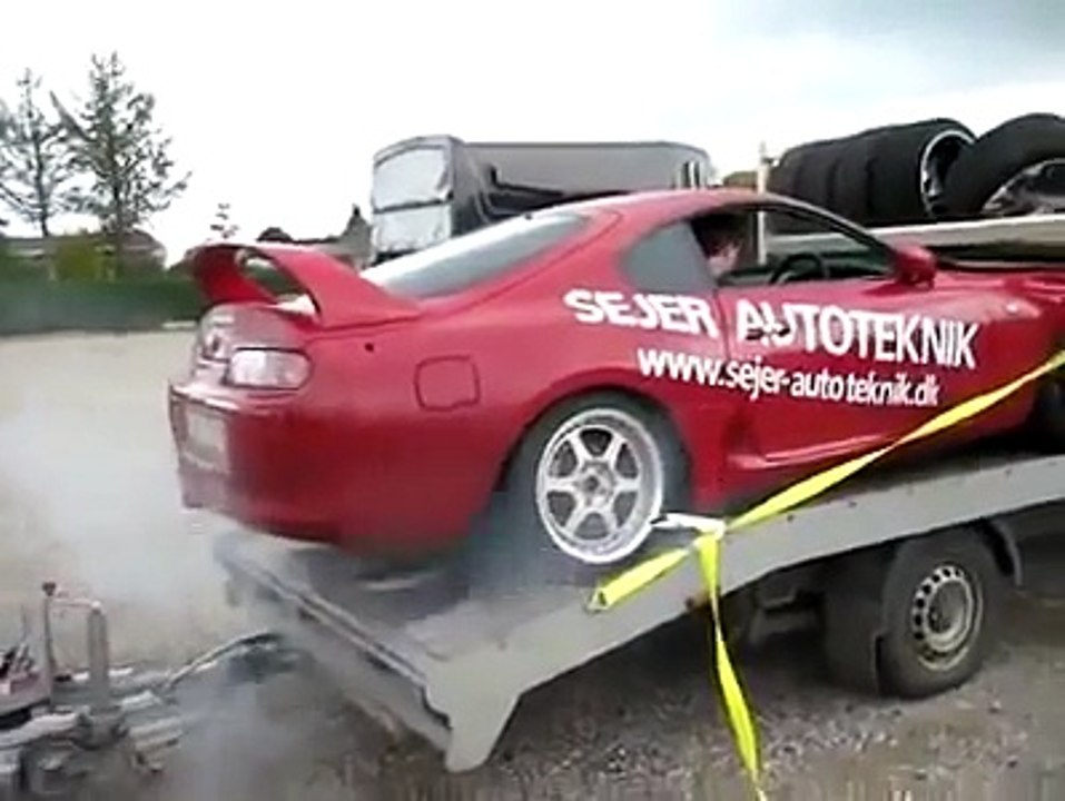 O dono deste Supra é completamente louco vejam só o que fez em cima do reboque!