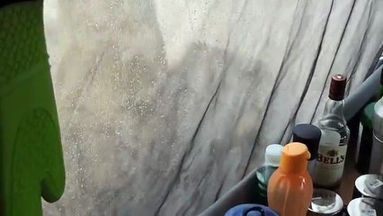 Sta dormendo in tenda ma qualcosa la sveglia. Ecco cosa è successo...