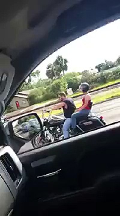 Une voiture grimpe sur une moto (Road Rage)