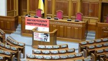 Savçenko, Ukrayna Parlamentosunda Elinde Ukrayna ve Kırım Tatar Bayrağı ile İlk Defa Konuşma Yaptı