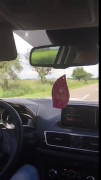 Ce conducteur saoul zigzague sur la route et percute une voiture de front !