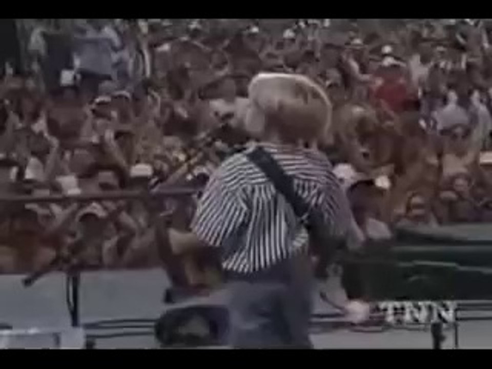 Il joue de l'accordéon à 5 ans dans un concert devant des milliers de fans !
