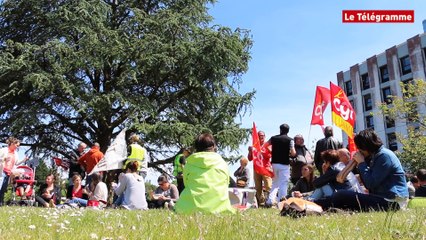 Lannion. Un pique-nique protestataire devant l'hôpital