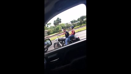 下载视频: Enorme Road Rage, un motard se fait rouler dessus par un chauffard pas très content