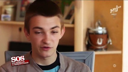 Un ado essaye d’attaquer Pascal le grand frère avec un marteau